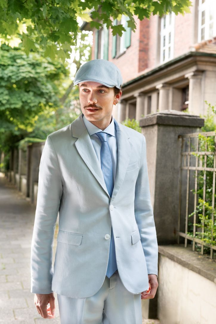 Linen flat cap with a pastel suit Linen flat cap with a pastel suit